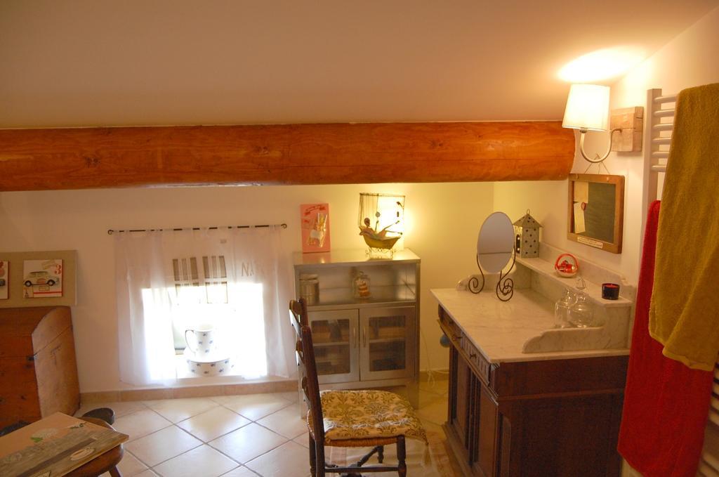 Maison D'Hotes Le Mas De Lila Vers Pont du Gard Oda fotoğraf